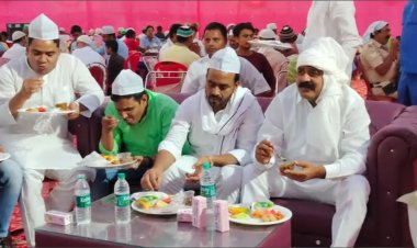 दावते इफ्तार में शामिल हुए जमा ख़ान