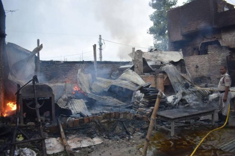 पटनासिटी के बिस्कुट फैक्ट्री में लगी आग मौके पर पहुंची दमकल की गाड़िया