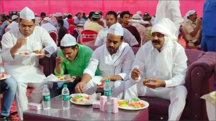 दावते इफ्तार में शामिल हुए जमा ख़ान
