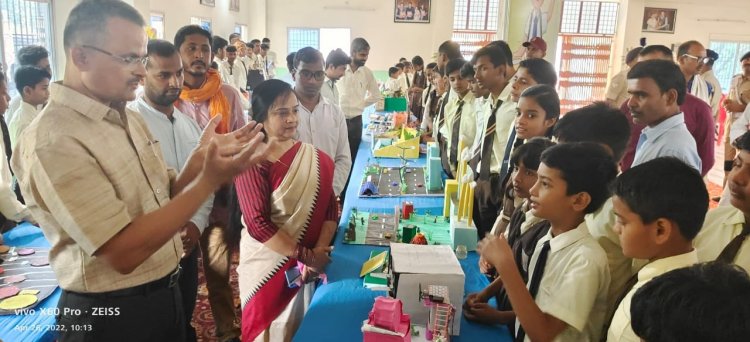 मोकामा चिंतामणीचक स्थित ज्ञानस्थली हाई स्कूल परिसर में विज्ञान प्रदशर्नी का उद्घाटन