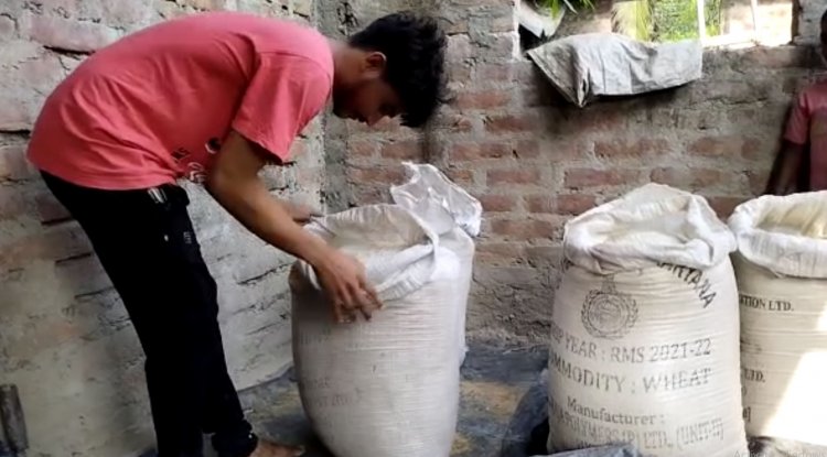 कटिहार में प्रधानाध्यापिका और उनके बेटा पर मध्यान भोजन के चावल चोरी करने का आरोप