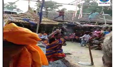 आदिवासी समाज के लोगों ने अंगार पर  चलकर की पूजा अर्चना