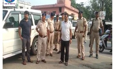 बगहा में पुलिस प्रशासन द्वारा फ्लैगमार्च निकाला जा रहा
