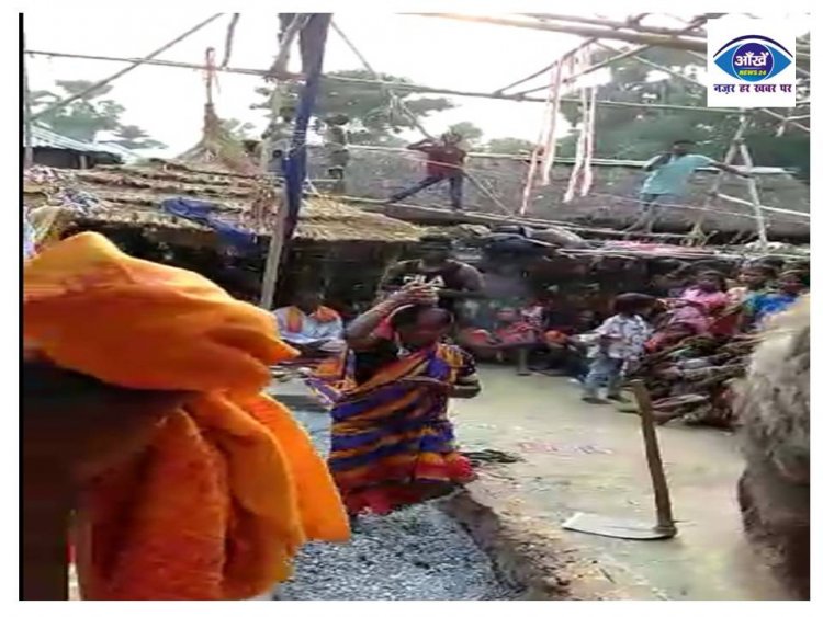 आदिवासी समाज के लोगों ने अंगार पर  चलकर की पूजा अर्चना