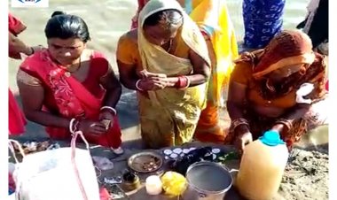 गुरु पूर्णिमा के इस पावन अवसर पर मोकामा लोगो ने आस्था की डुबकी लगाई 
