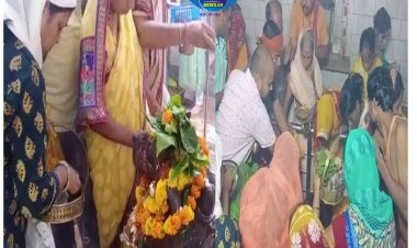 मधुबनी ज़िले में  सावन की पहली सोमवारी पर श्रद्धालु ने मंदिर पहुंचकर जलाभिषेक किया