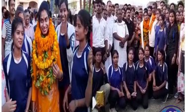 सहेली बनी 'दारोगा' तो खुशी से झूम उठी लड़कियां 