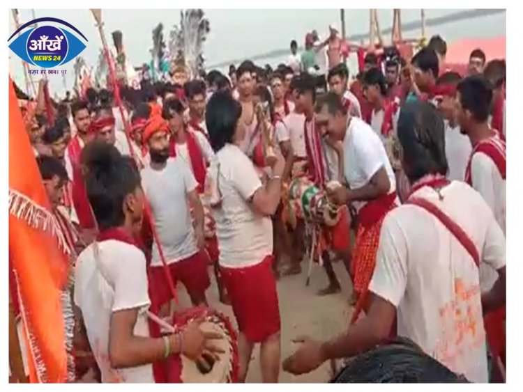 54 फिट का विशाल कांवड मारुफगंज पटना सीटी से अजगैबीनाथ धाम पहुचे