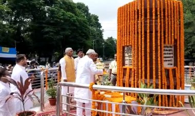मुख्यमंत्री नीतीश कुमार ने  स्व बी.पी मंडल की प्रतिमा पर माल्यार्पण कर श्रद्धा सुमन अर्पित किये 