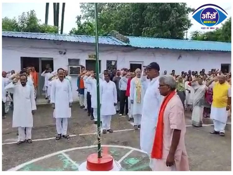 बीजेपी कार्यालय में प्रदेश अध्यक्ष संजय जयसवाल ने किया झंडोत्तोलन