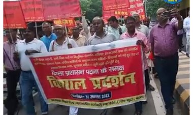 पुरानी पेंशन योजना लागू करने के लिए विभिन्न  सरकारी विभाग के कर्मचारियों ने गर्दनीबाग में दिया धरना 