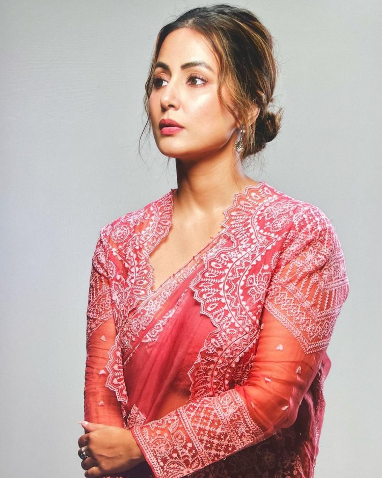 इंस्टाग्राम अकाउंट पर अपनी कुछ फोटोज शेयर कीं हिना खान अपने फैशन स्टाइल दिलकश अंदाज, से हमेशा हैरान  करती  है बोलीं- हर साड़ी की एक कहानी। .. 