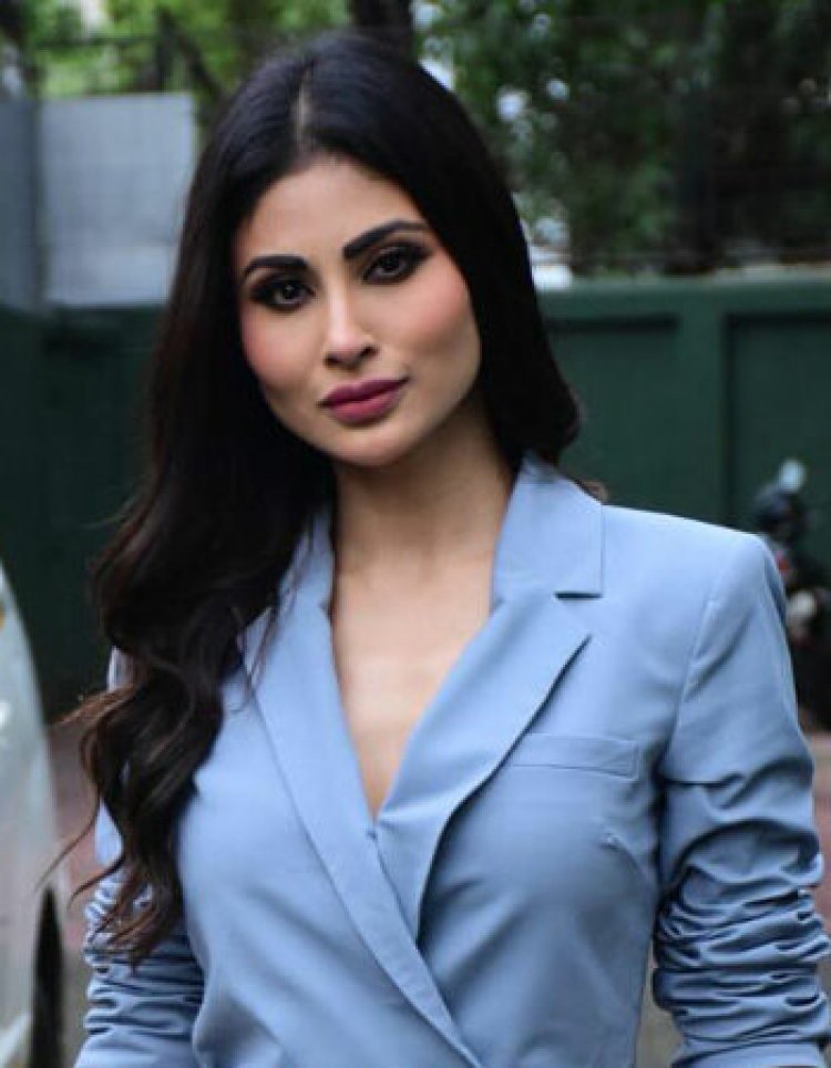 सोशल मीडिया दिलकश अदाओं से लोगों के होश उड़ाने में माहिर हैं ,  मौनी रॉय की तस्वीरें बोल्डनेस के मामले में छोड़ दिया सबको पीछे ...
