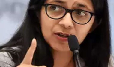 स्वाति मालीवाल दिल्ली महिला आयोग कि अध्यक्षा के घर पर हमला ट्वीट कर दी जानकरी ...