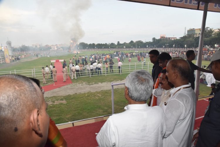  पटना के गांधी मैदान में रावण वध हुआ  ,  मुख्यमंत्री नीतीश  कुमार और डिप्टी सी.एम भी मौजूद थे ...