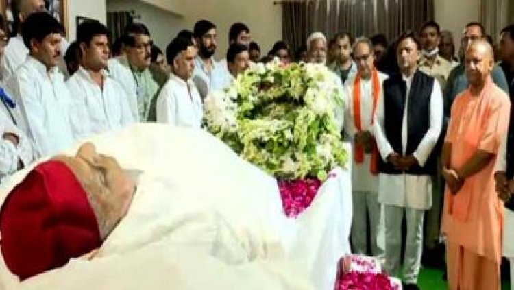 अंतिम संस्कार में कई हस्तियां मौजूद व अंतिम विदाई में उबरा जान सैलाब , मेला ग्राउंड में अंतिम संस्कार और यूपी में तीन दिन का राजकीय शोक घोषित कर दिया गया है। 