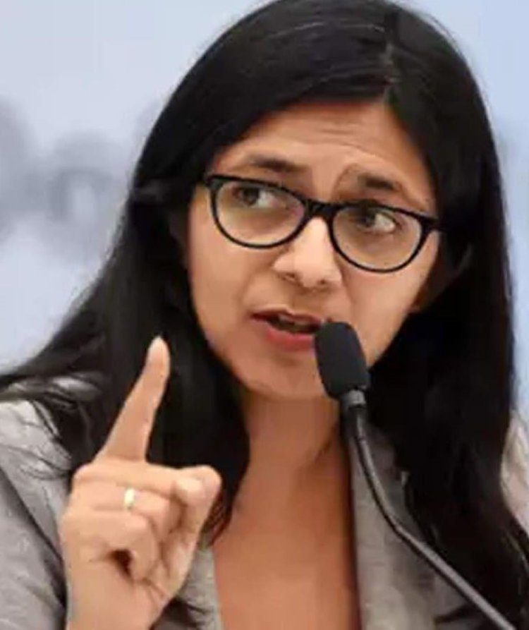 स्वाति मालीवाल दिल्ली महिला आयोग कि अध्यक्षा के घर पर हमला ट्वीट कर दी जानकरी ...