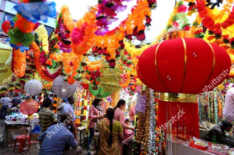 दुल्हन की तरह सज के तैयार हुआ राजधानी पटना ,  खरीदारों की भीड़ उमड़ने लगी है...