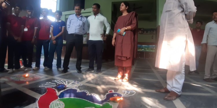 लोहिया नगर माउंट कार्मेल स्कूल में शुक्रवार को रंगोली व घरोंदा प्रतियोगिताओं का आयोजन किया गया।