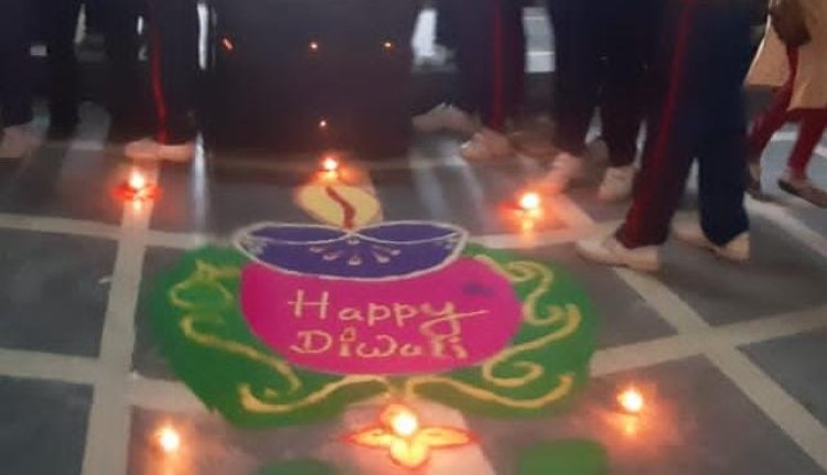 लोहिया नगर माउंट कार्मेल स्कूल में शुक्रवार को रंगोली व घरोंदा प्रतियोगिताओं का आयोजन किया गया।