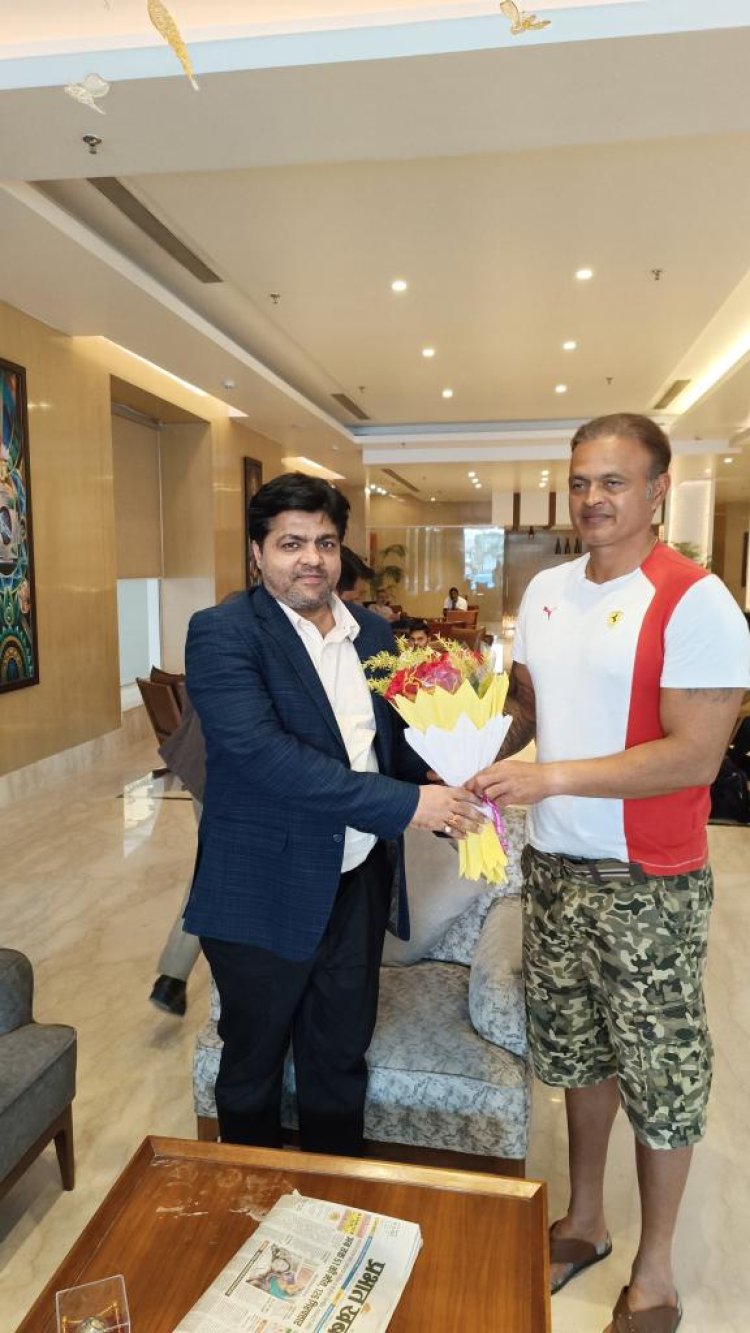 आज होटल लेमन ट्री मेंभारतीय टीम के पूर्व खिलाड़ीदिनेश मोंगिया सेगौरव सर ने औपचारिक मुलाकात कीतथा कईऔर cricket पर चर्चा हुई