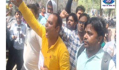 शिक्षक अभियार्थी बहुते ग़ुस्से में बोले यह सरकार पूरी तरीके से निकम्मी है
