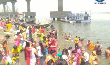 सतुआनी को लेकर पटना के गंगा घाटों पर जुटी भारी भीड़, हजारों ने लगाई आस्था की डूबकी