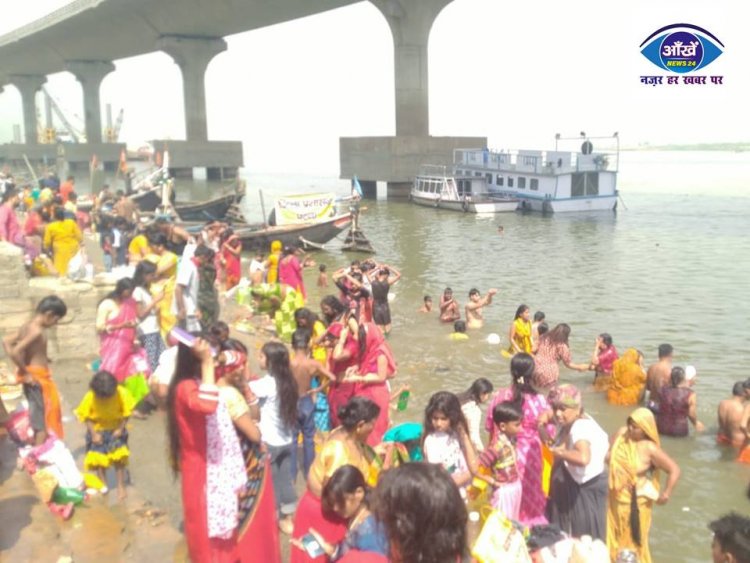 सतुआनी को लेकर पटना के गंगा घाटों पर जुटी भारी भीड़, हजारों ने लगाई आस्था की डूबकी