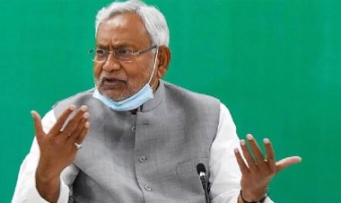 CM Nitish Kumar की सुरक्षा में बड़ी चूक, साइड हटकर तेज रफ्तार बाइकर्स से खुद को बचाया