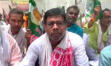 केंद्र सरकार की जन विरोधी नीतियों के खिलाफ एक दिवसीय धरने पर बैठे कार्यकर्ता 