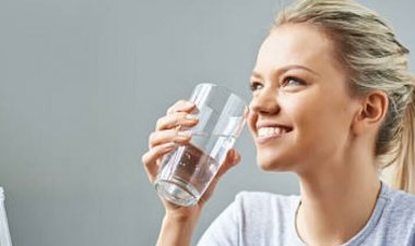 Overhydration: बहुत अधिक पानी पीना भी सेहत के लिए ठीक नहीं, जानिए शरीर पर क्या होता है इसका दुष्प्रभाव?