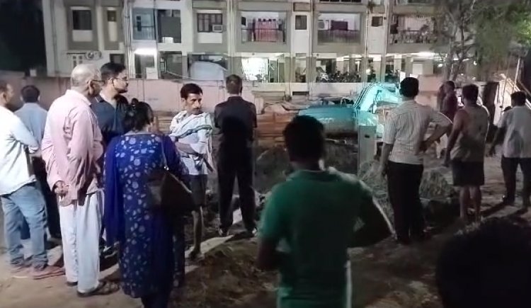 राजधानी के बुद्धा कॉलोनी में अपार्टमेंट की दीवार ढहने से इलाके में अफरा तफरी मच गयी