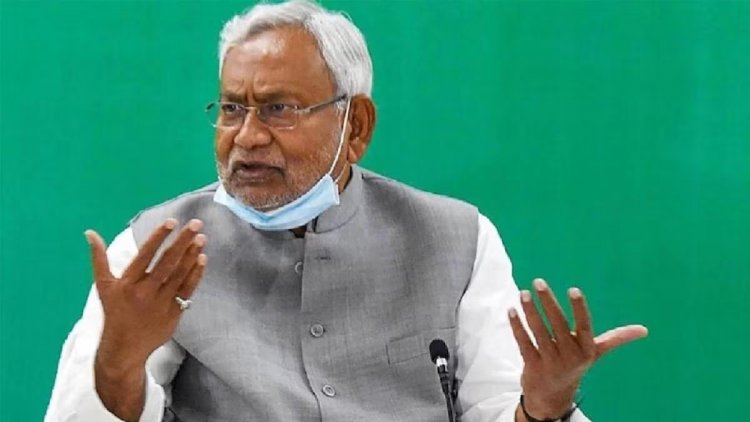 CM Nitish Kumar की सुरक्षा में बड़ी चूक, साइड हटकर तेज रफ्तार बाइकर्स से खुद को बचाया