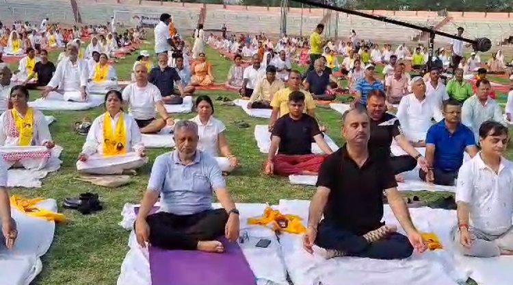 पाटलिपुत्र खेल परिसर में International Yog Day का हुआ आयोजन सुशील मोदी मंगल पांडेय समेत सैकड़ों लोग हुए शामिल 