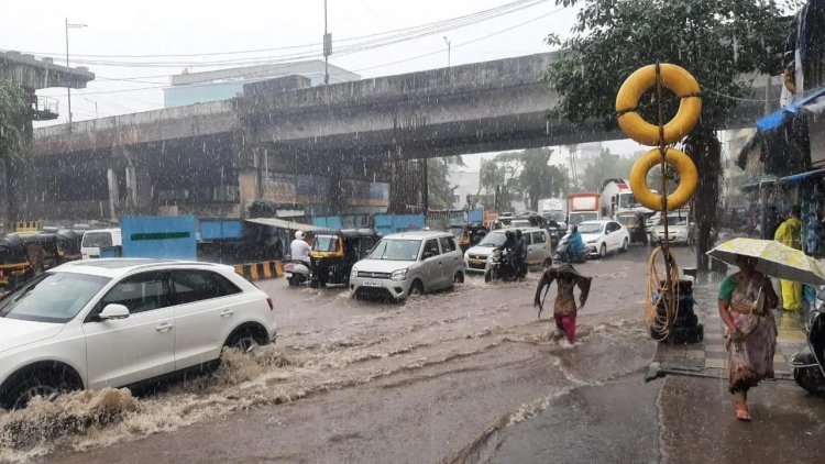 मॉनसून की पहली बारिश ने मचाई त/बाही, कई इलाकों में बाढ़ जैसे हालात