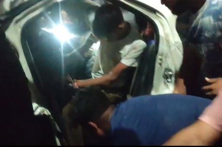 पटना में दर्द/नाक सड़क हा/दसा, डिवाइडर से ट/क्कर के बाद, डेढ़ घंटे तक कार में फं/सा रहा युवक