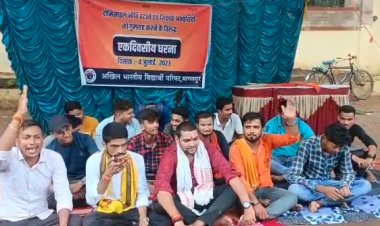 ABVP ने शिक्षक अभ्यर्थियों पर हुए लाठीचार्ज के विरोध में दिया धरना