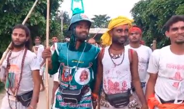 मुंगेर में दिखा एक अनोखा कांवरिया, सीने पर लालू और तेजश्वी की तस्वीर लगा कर बाबा से मन्नत मांगने जा रहे 