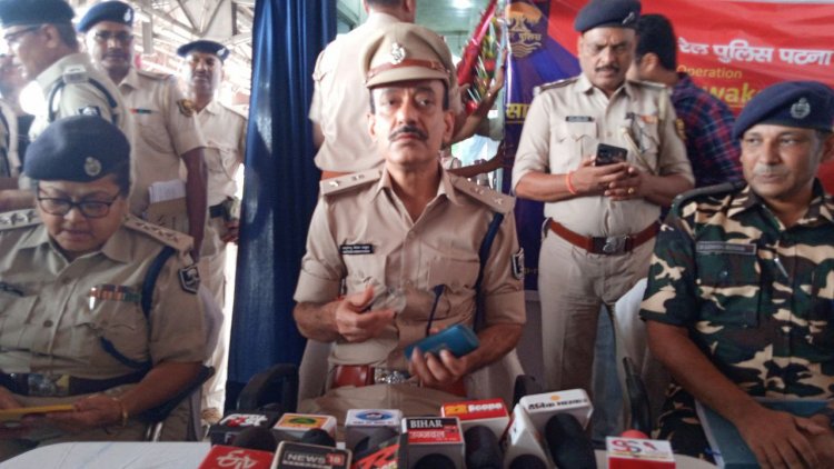 पटना जंक्शन पर रेल पुलिस के द्वारा Operation cy-Awake के तहत लोगो को किया गया जागरूक 