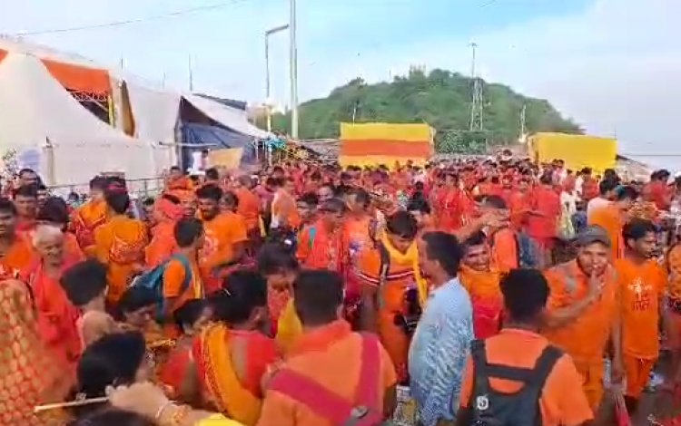 सावन की तीसरे सोमवार के अवसर पर मंदिरों में शिव भक्तों का दिखा जनसैलाब 