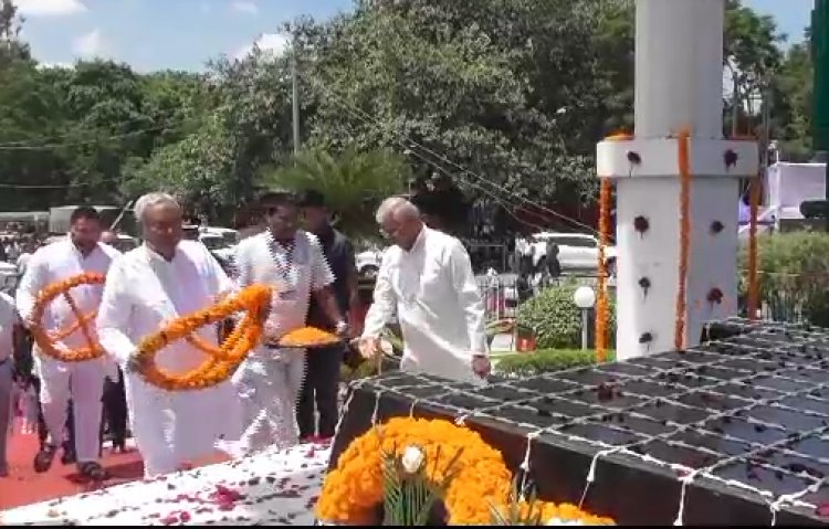 मुख्यमंत्री नीतीश कुमार ने कारगिल के शहीदों को श्रद्धांजलि और पुष्प चक्र अर्पित किये