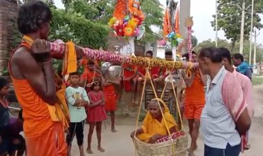 माँ की मनोकामना पूर्ण होने पर बहंगी में दो पुत्रों ने मां को बिठा पैदल निकले बोलबम यात्रा