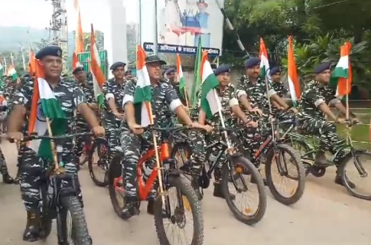 गया में सड़कों पर 159 बटालियन सीआरपीएफ ने निकाली तिरंगा यात्रा