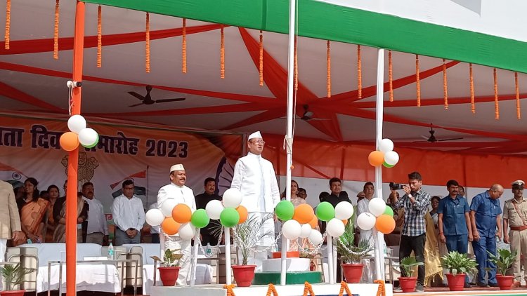 नवादा में 77वा स्वतंत्रता दिवस के मौके पर मंत्री समीर सेठ ने किया झंडोत्तोलन 