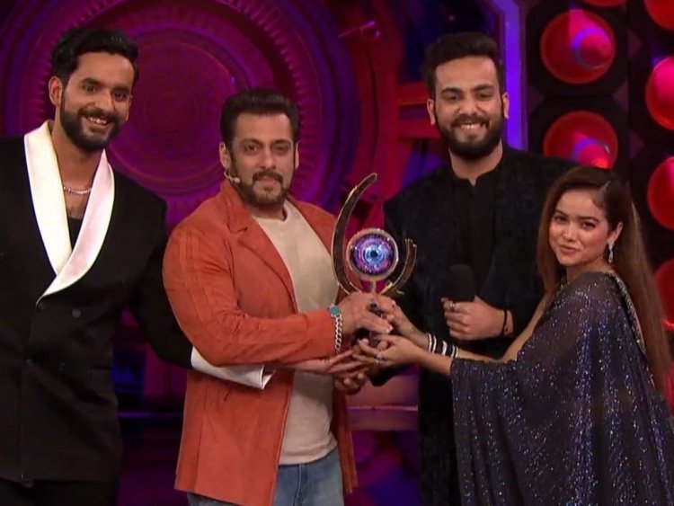 Bigg Boss OTT 2 Winner: अभिषेक को पछाड़ एल्विश यादव ने जीती ट्रॉफी, वाइल्ड कार्ड कंटेस्टेंट बन रच दिया इतिहास