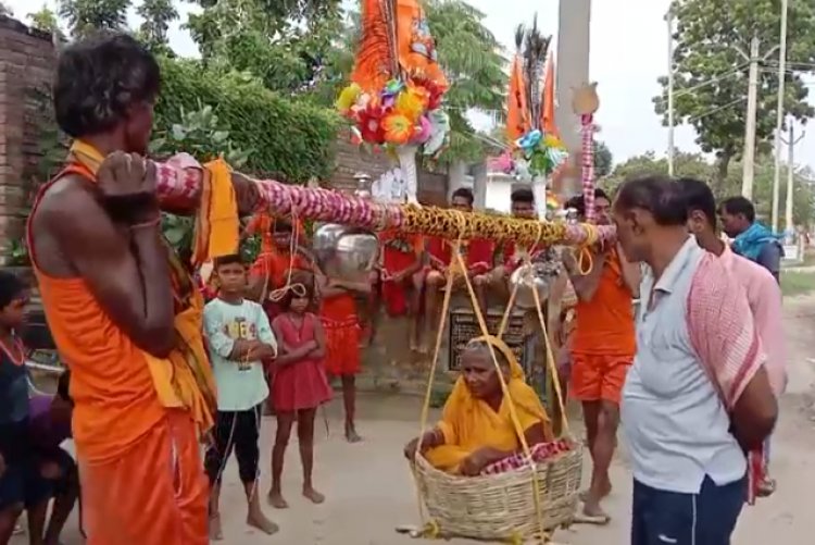 माँ की मनोकामना पूर्ण होने पर बहंगी में दो पुत्रों ने मां को बिठा पैदल निकले बोलबम यात्रा