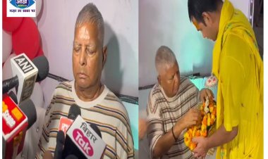 राजद सुप्रीमो लालू यादव व तेजप्रताप यादव ने बांके बिहारी मंदिर में की पूजा अर्चना