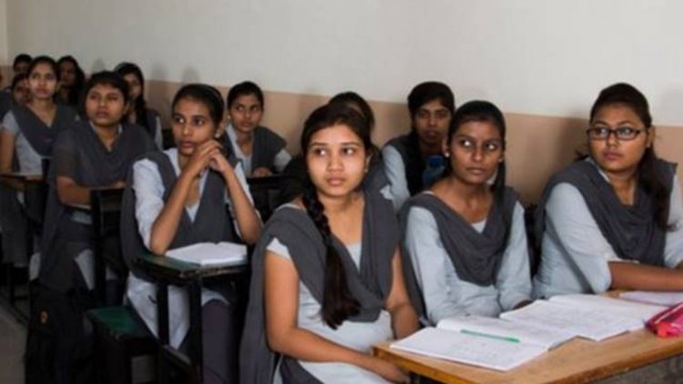 बिहार के सरकारी स्कूल में लड़किया, लड़को से आगे