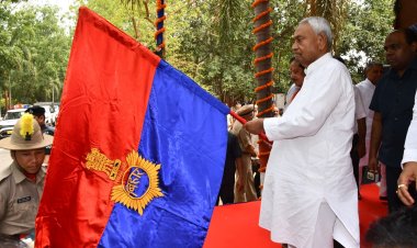सीएम ने सड़क सुरक्षा, यातायात व्यवस्था एवं मानव व्यापार निषेध के सुदृढ़ीकरण हेतु 117 पुलिस वाहनों को हरी झंडी दिखाकर किया रवाना