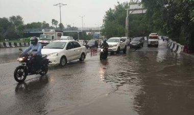 मूसलाधार बारिश की चपेट में दिल्ली, सड़कों पर तैर रहीं गाड़ियां, IGI एयरपोर्ट के T1 की टूटी छत 